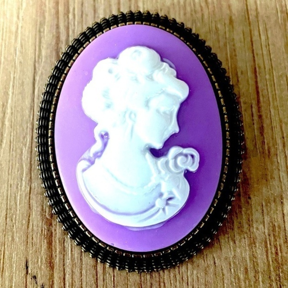 Lavender and White Lady Cameo Brooch, NWT, Handmade